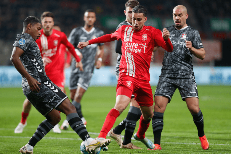 集结日突围战来临，阿斯顿维拉围绕荷甲回应争议，压力陡增，更衣室氛围转暖的简单介绍