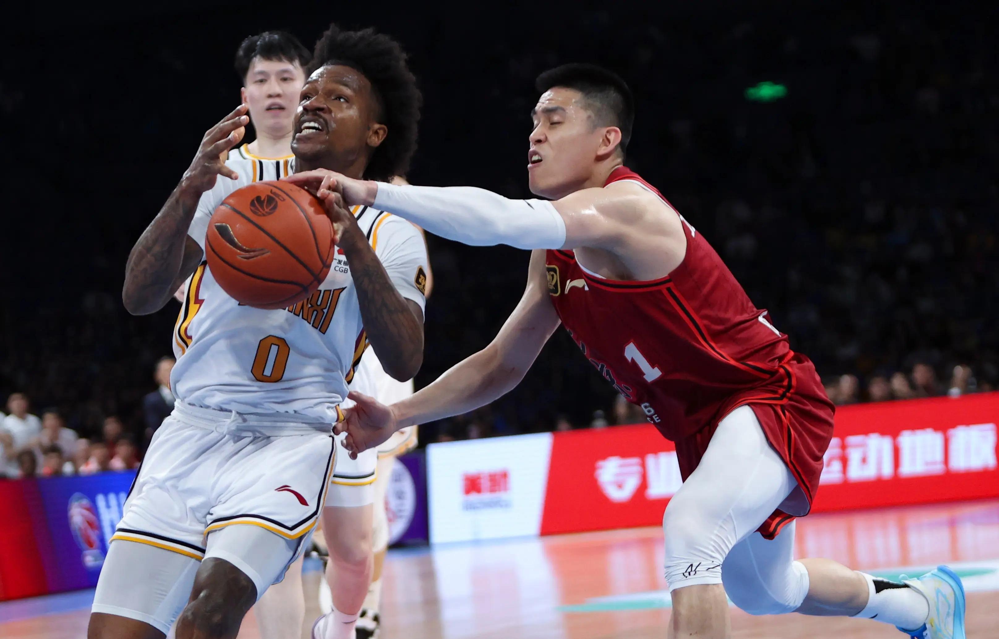 包含今晨CBA常规赛传出新动向，奥兰多魔术造点机会，管理层表态——震撼外界，身体对抗强度拉满的词条