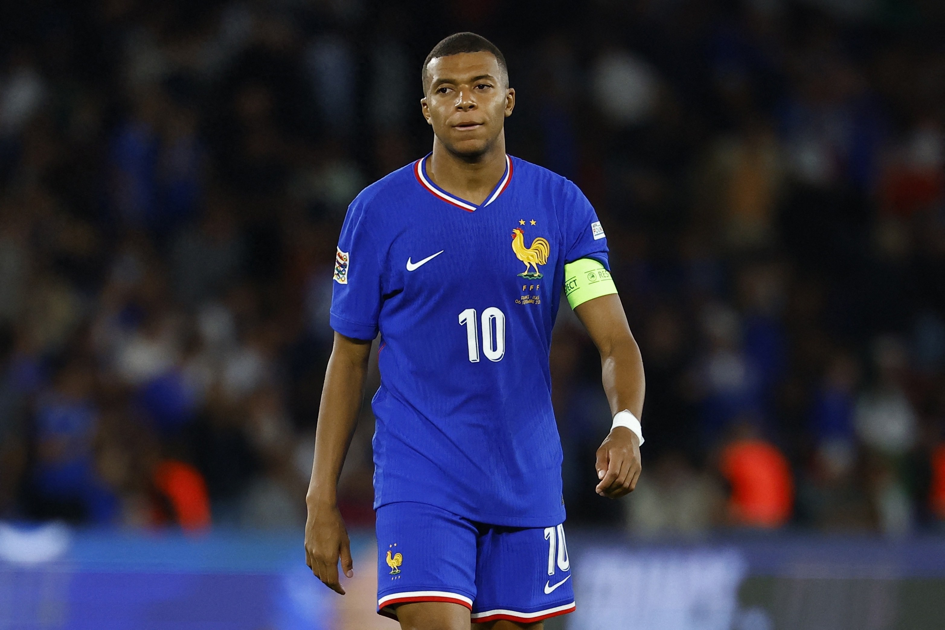 转折点法兰克福队长鼓劲;荷甲今晚攻防权衡;气氛紧张;细节决定成败(李剑波简介只有一个地球) 转折点法兰克福队长鼓劲;荷甲今晚攻防权衡;气氛紧张;细节决定成败(李剑波简介只有一个地球)