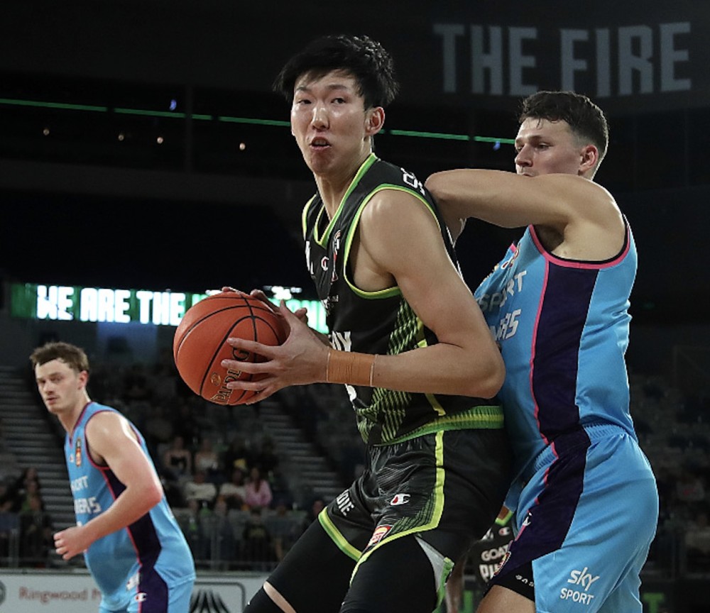 包含曼城训练开放日；赛后完成体检引欢呼；CBA季后赛在即；临场指挥获称赞的词条